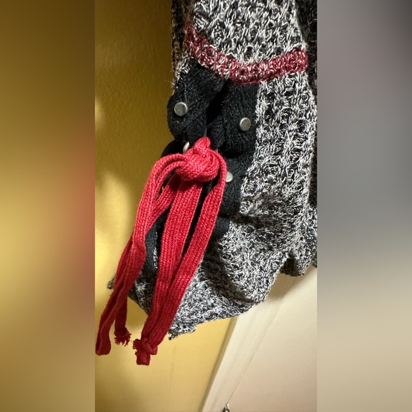 FREE PEOPLE (L) CIRCLE HEM MARBLED BLACK/WHITE LONG SLEEVE TOP WITH RED TRIM. - Picture 3 of 7